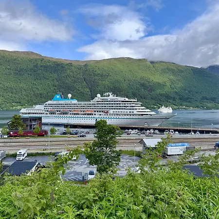 Πανσιόν Utsikten Eggen Åndalsnes